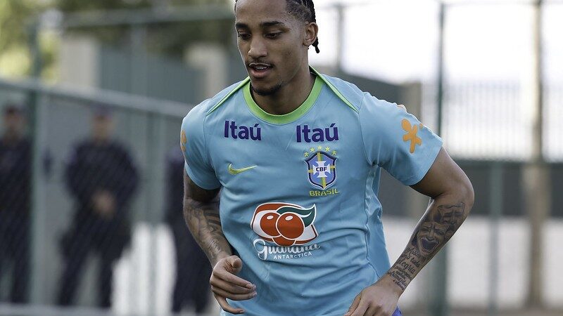 João Pedro vê concorrência forte no ataque do Brasil para Copa e admite ansiedade por vaga