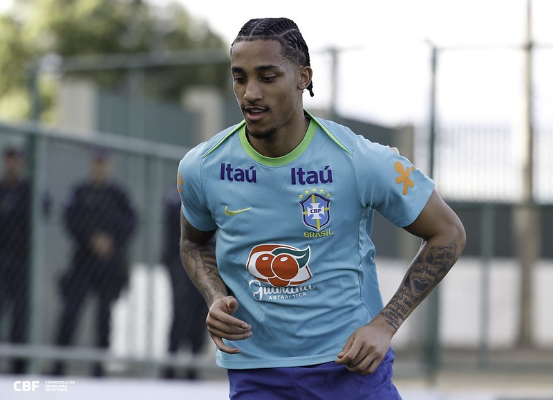 João Pedro vê concorrência forte no ataque do Brasil para Copa e admite ansiedade por vaga
