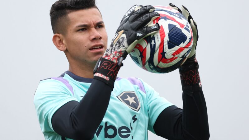 Jovem goleiro do Botafogo, Cristhian Loor é convocado pela seleção do Equador