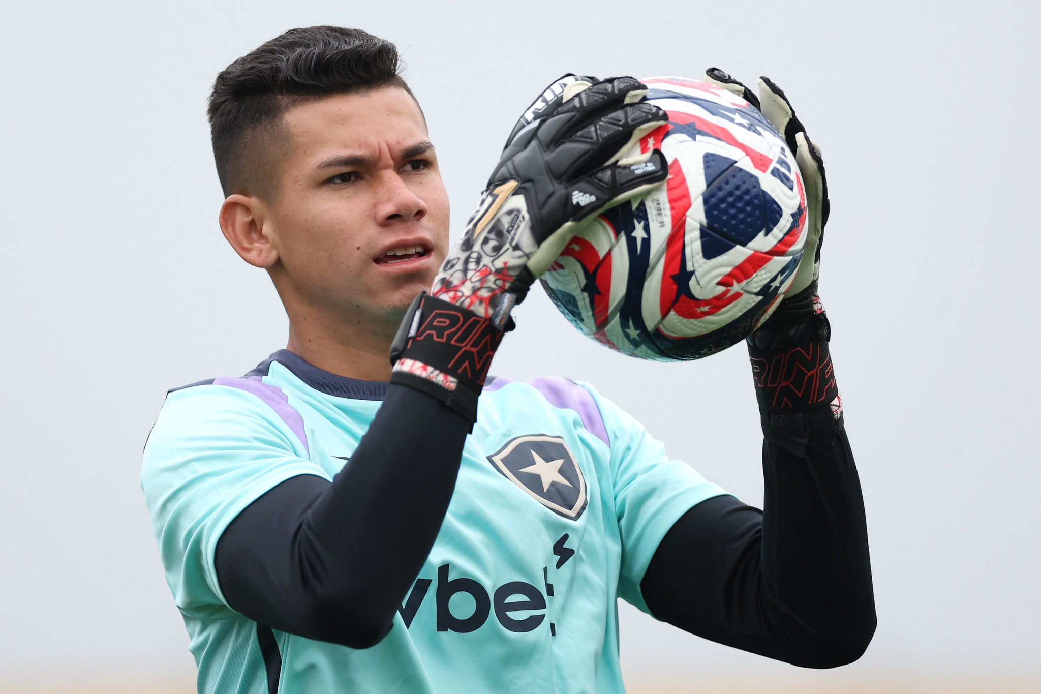 Jovem goleiro do Botafogo, Cristhian Loor é convocado pela seleção do Equador