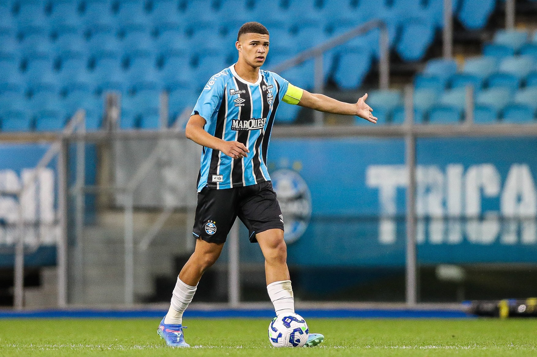 Com problemas na zaga, Grêmio convoca jovem da base para integrar o grupo em Salvador