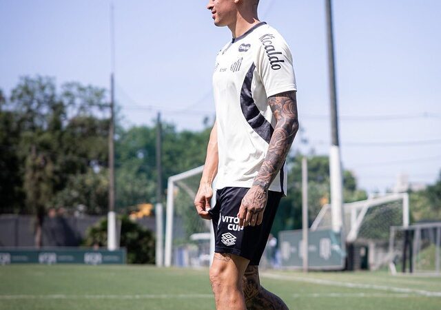 Adonis Frías recupera espaço com Cuca e aumenta concorrência na defesa do Santos