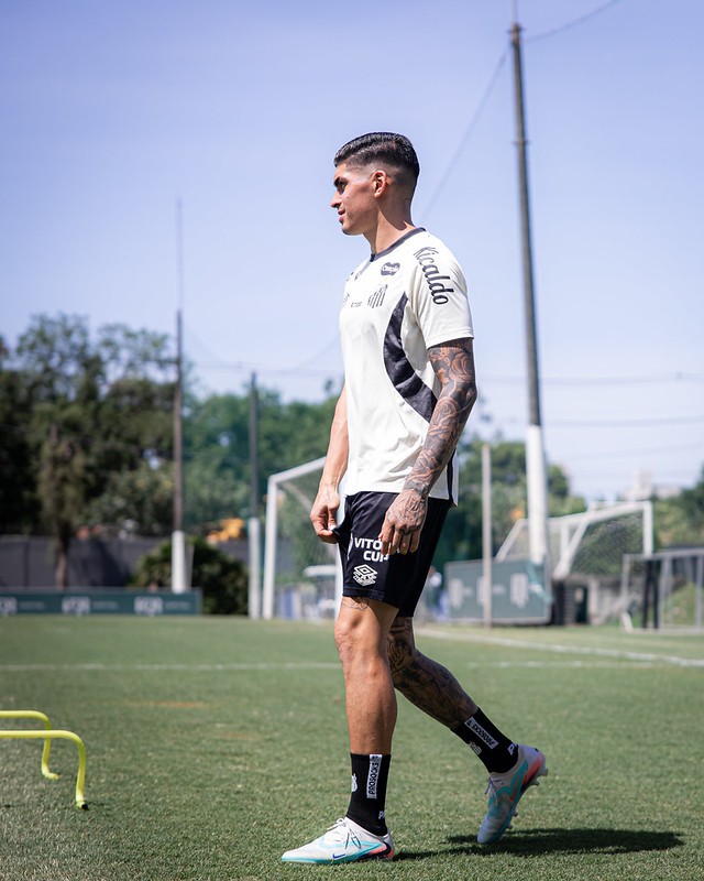 Adonis Frías recupera espaço com Cuca e aumenta concorrência na defesa do Santos