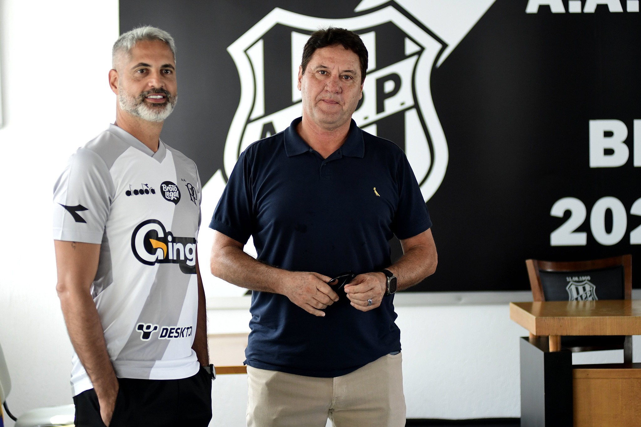 Sem oficializar saída de Rodrigo Santana, Ponte inicia busca por novo técnico; veja nomes