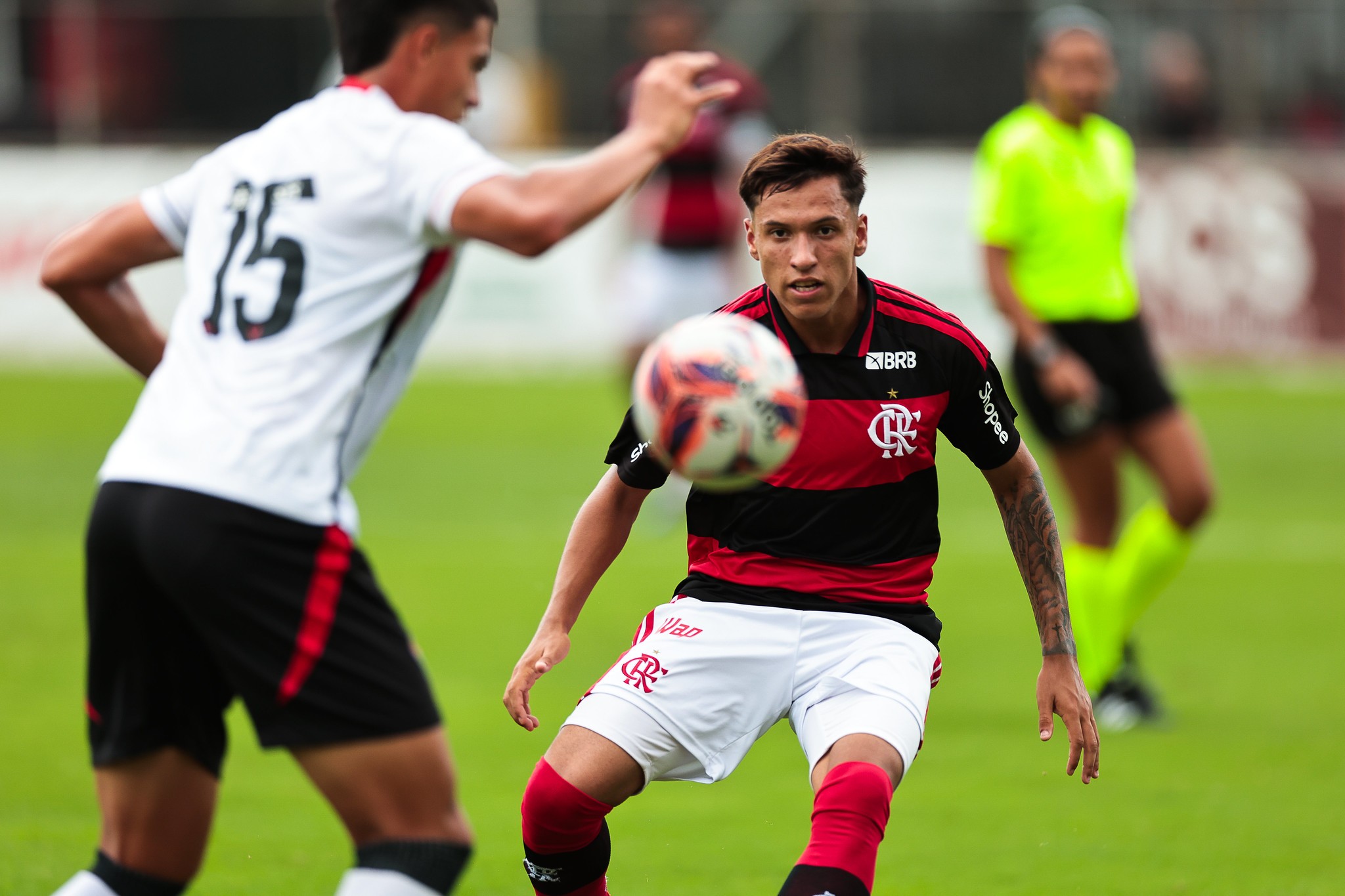 Argentino Sayago é relacionado para Flamengo x Coritiba; veja como estão as duas joias gringas na base