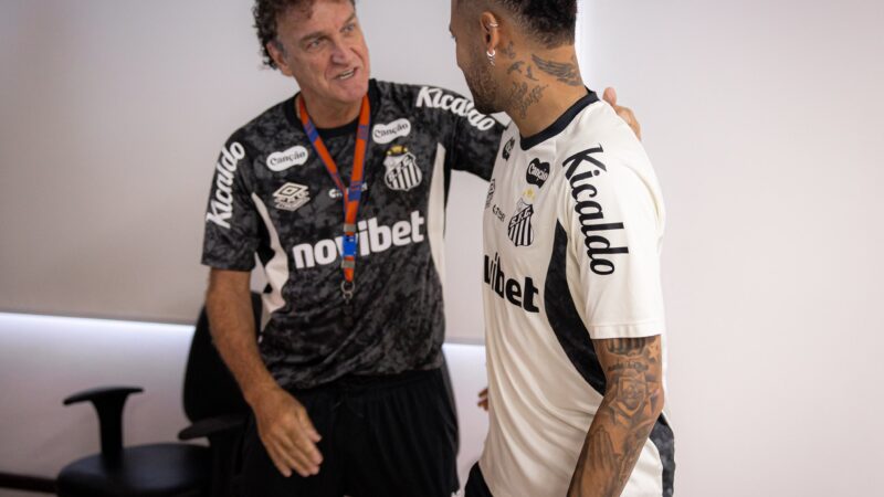 Cuca nega privilégios a Neymar no Santos e exalta camisa 10: “Faz tudo igual a todo mundo”