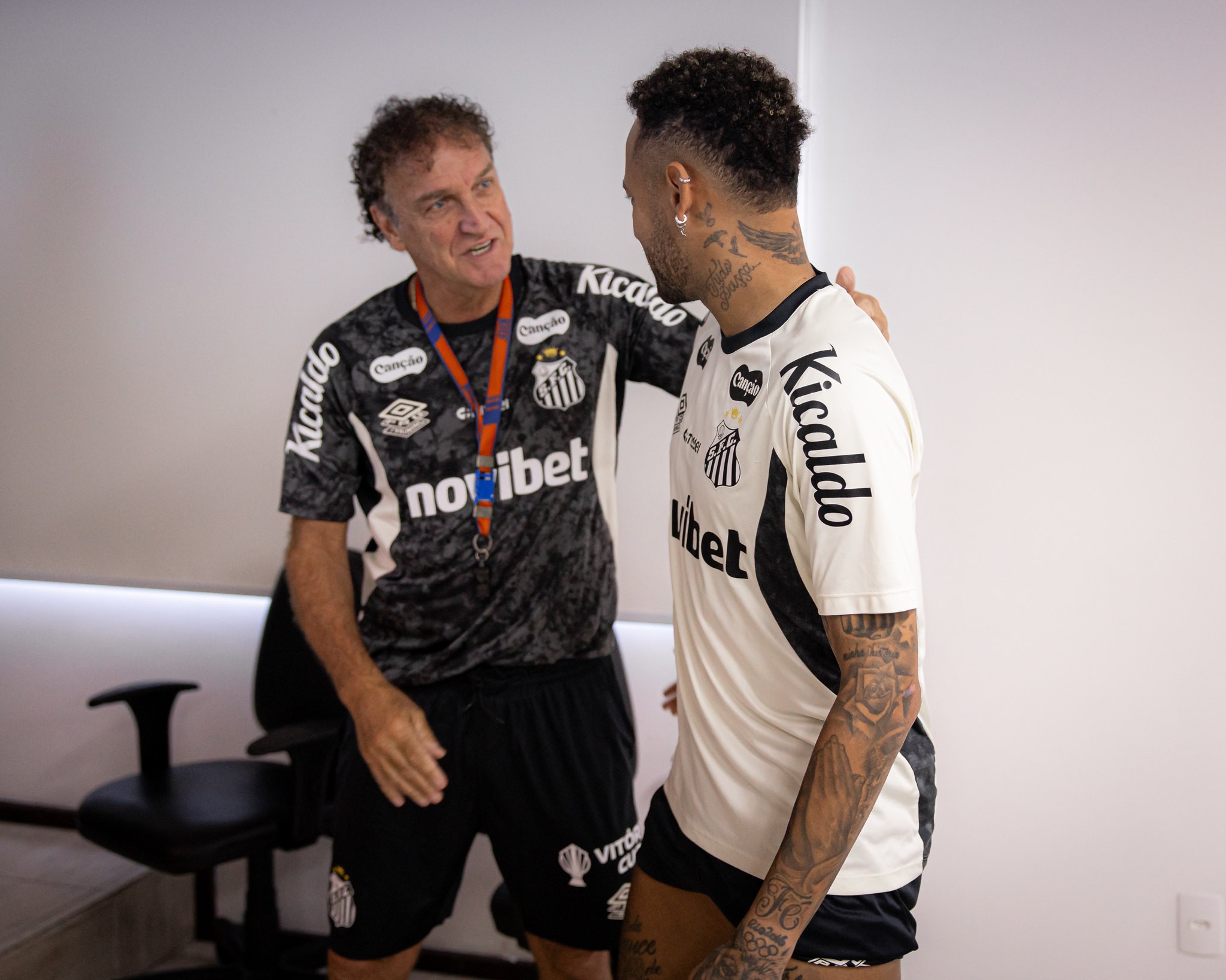 Cuca nega privilégios a Neymar no Santos e exalta camisa 10: “Faz tudo igual a todo mundo”