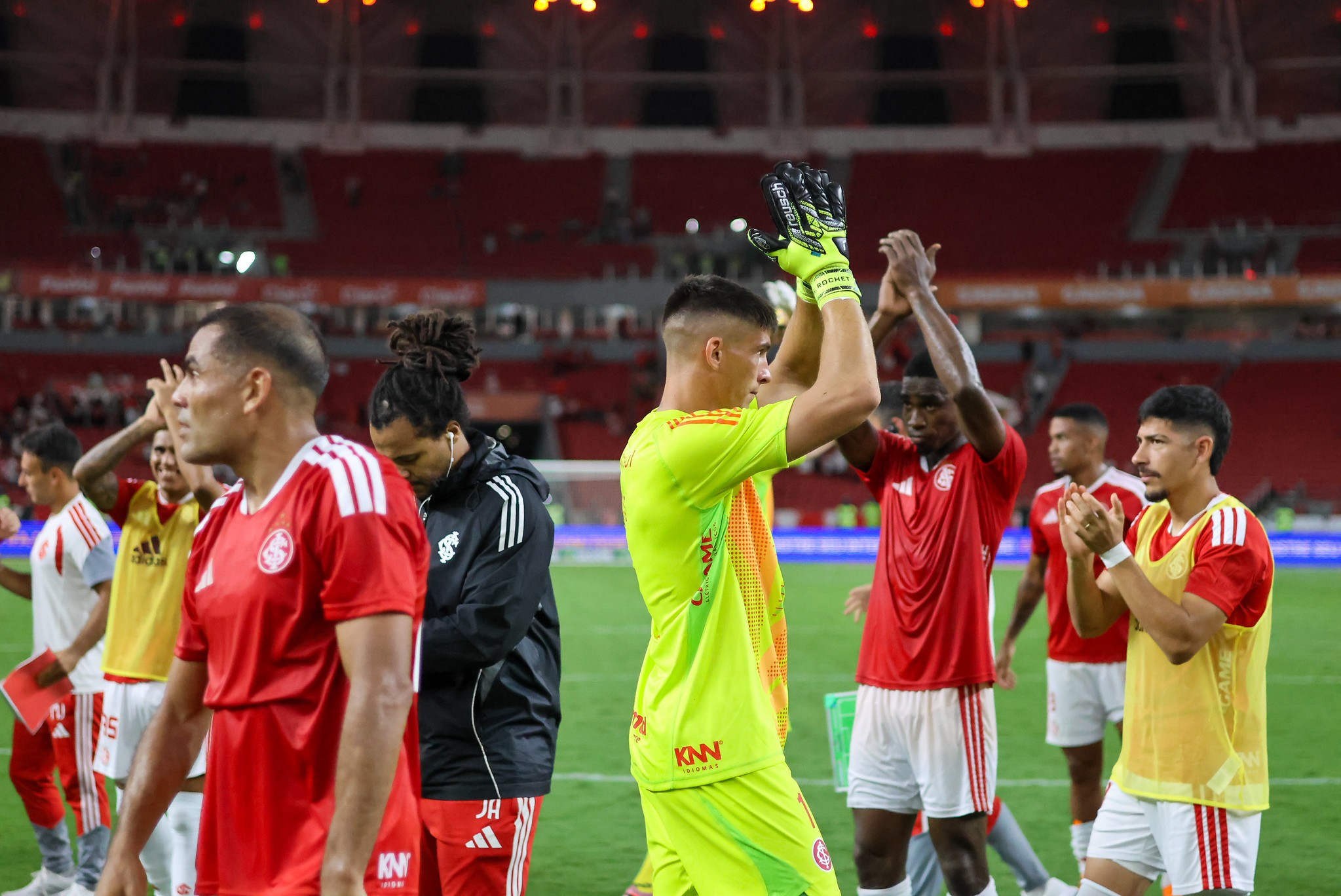 Rochet e Félix Torres são convocados para a Copa e desfalcam o Inter contra o Bragantino