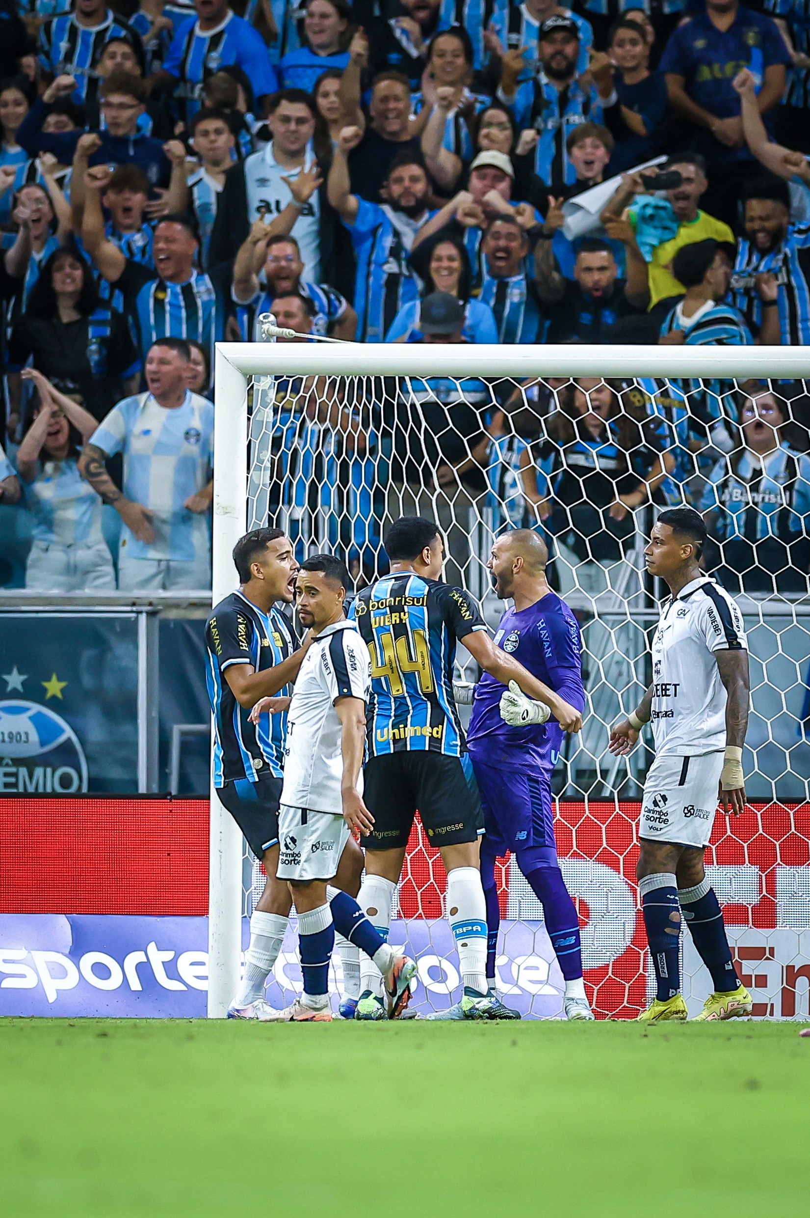 Grêmio completa cinco jogos sem sofrer gols e consolida defesa antes de enfrentar o Flamengo