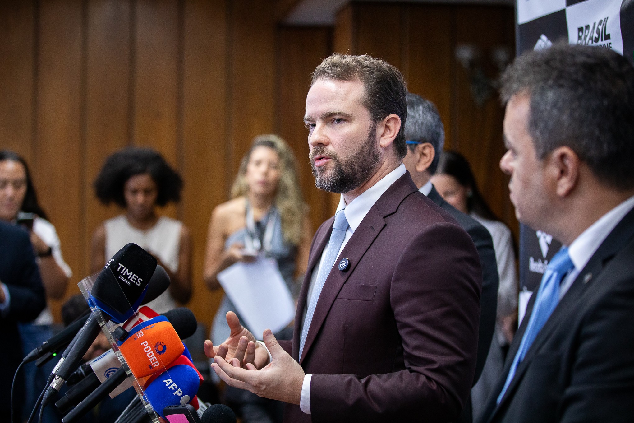 ‘Sou o primeiro a topar’ discussão de imposto sobre ultrarricos no G7, diz Durigan em Paris
