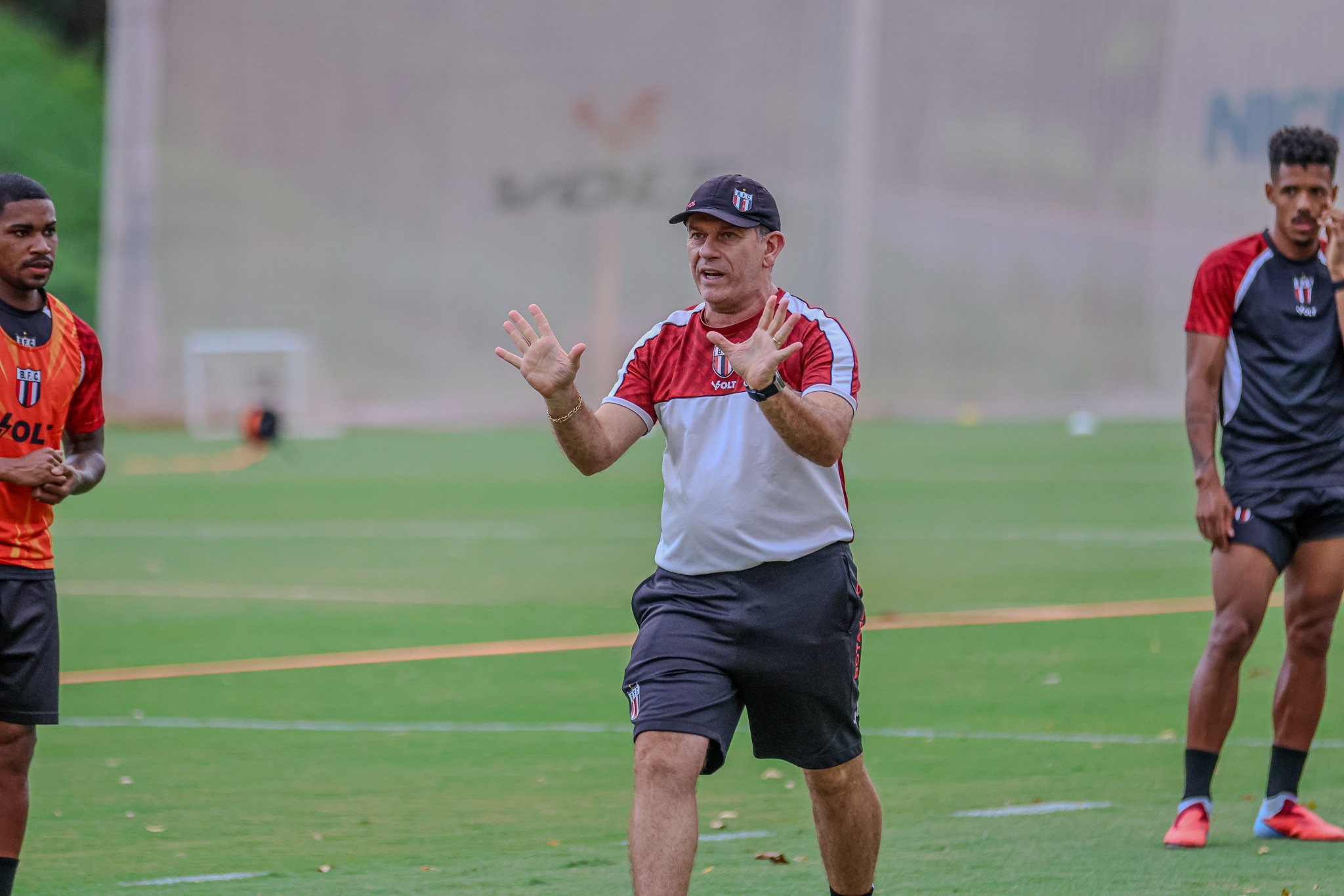 Entenda motivos para Botafogo-SP renovar com Cláudio Tencati