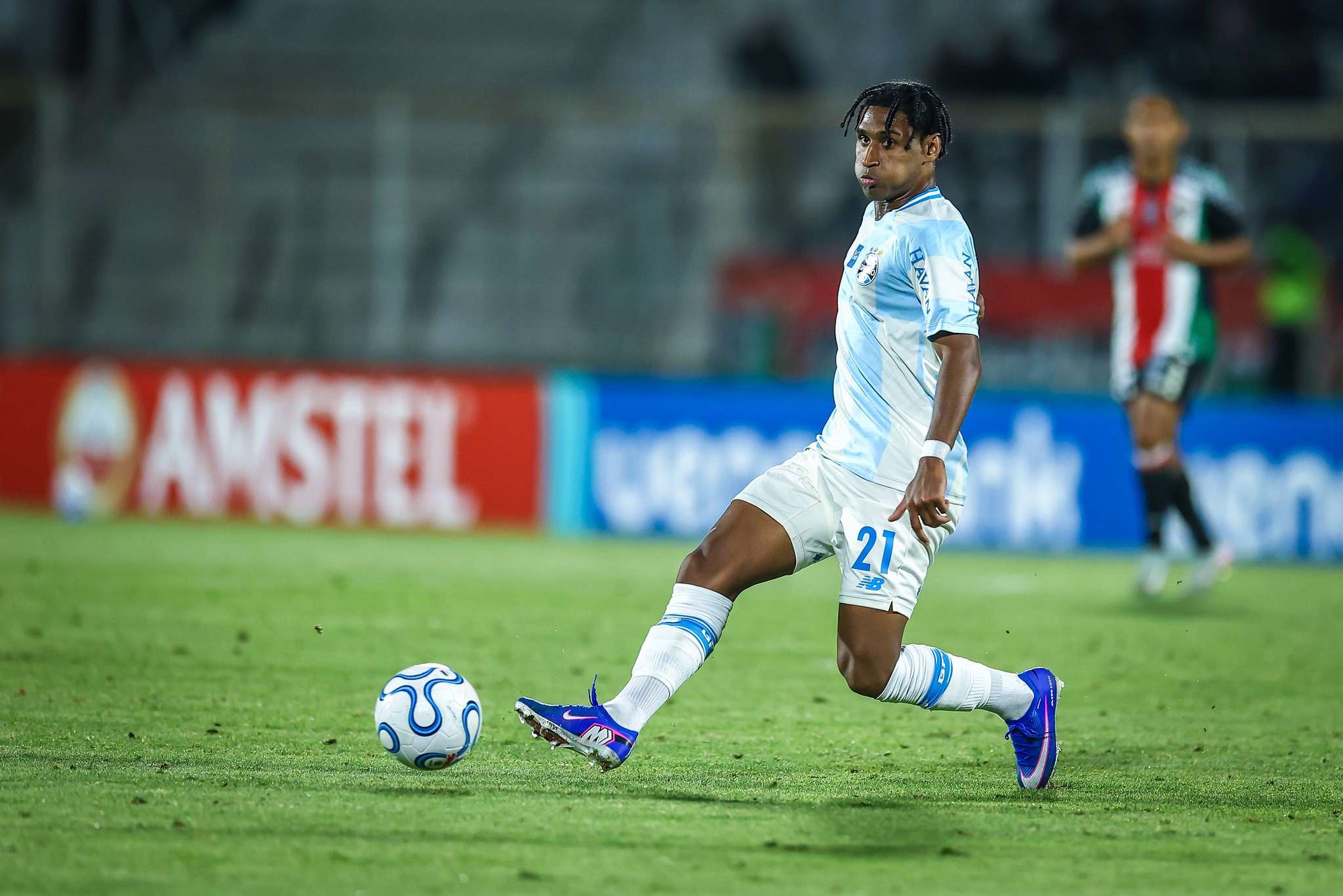 Falta de opções no ataque do Grêmio leva Castro a insistir em Tetê mesmo em má fase