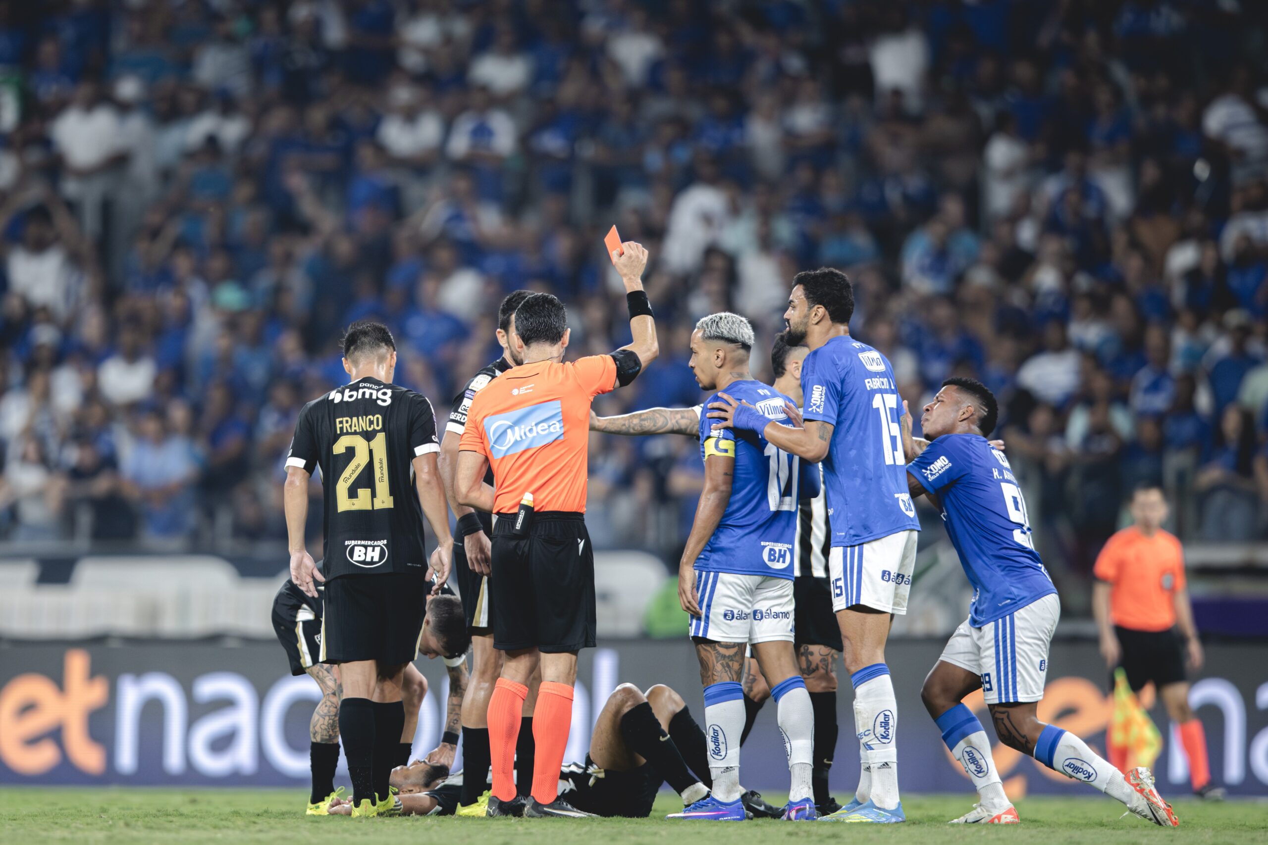 Atlético-MG e Cruzeiro lideram ranking de expulsões entre os times da Série A; veja
