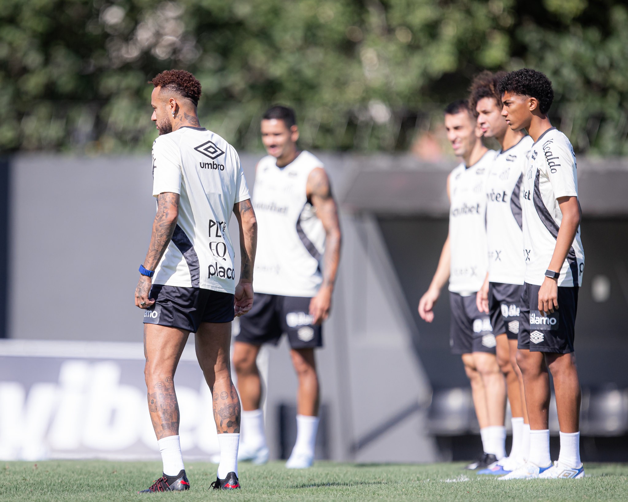 Imagem arranhada, possível multa e rescisão na mira: os bastidores da treta entre Neymar e Robinho Jr