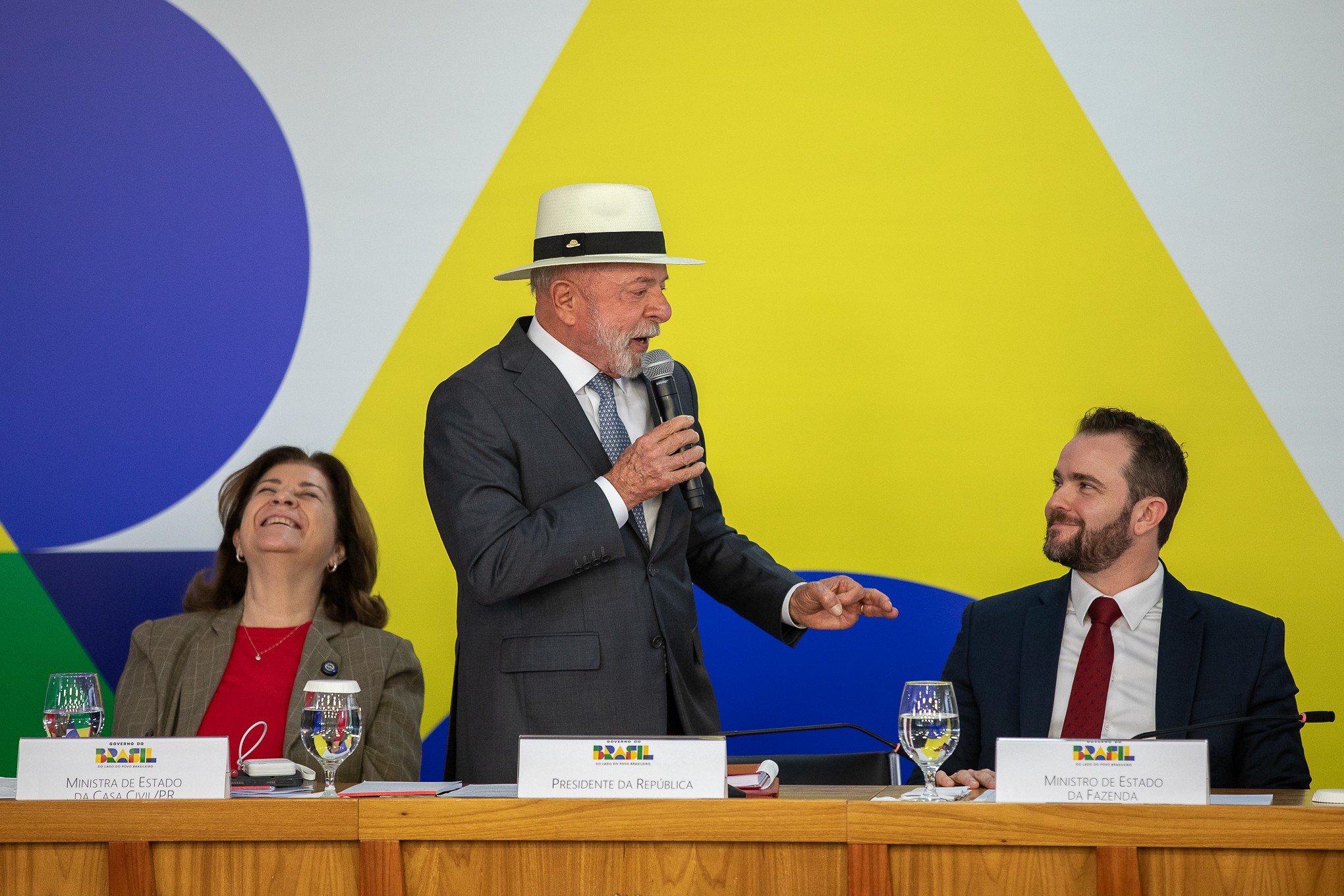Contas do governo têm superávit de R$ 25,2 bilhões em abril, melhor resultado para o mês em 4 anos