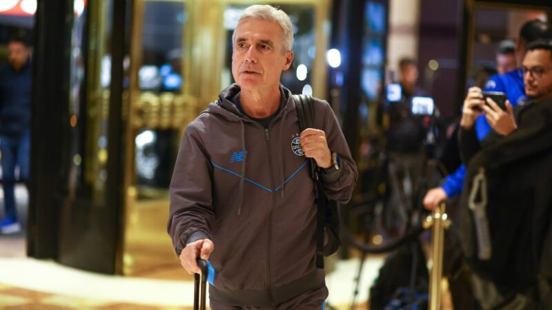 Grêmio é recebido com protesto na Argentina, e Luís Castro tem conversa com torcedores