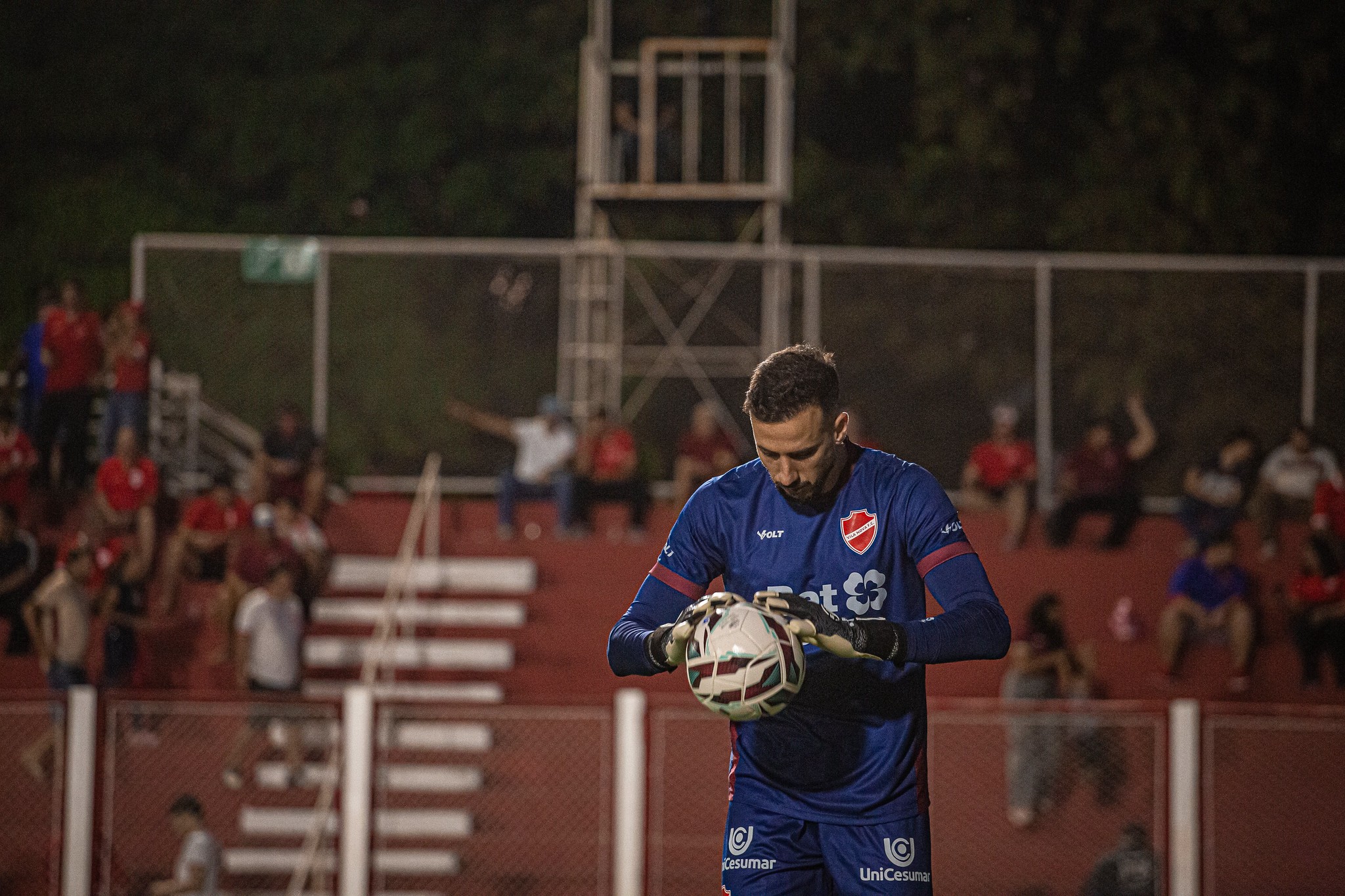 Helton Leite lamenta atuação do Vila no clássico e mira reação contra o Avaí