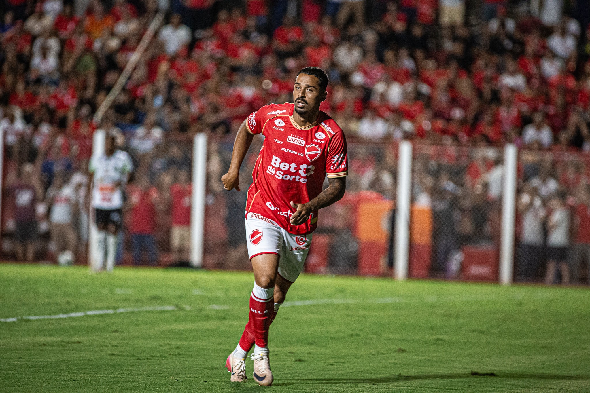 Dellatorre tem pena reduzida, mas desfalca o Vila Nova no clássico contra o Goiás