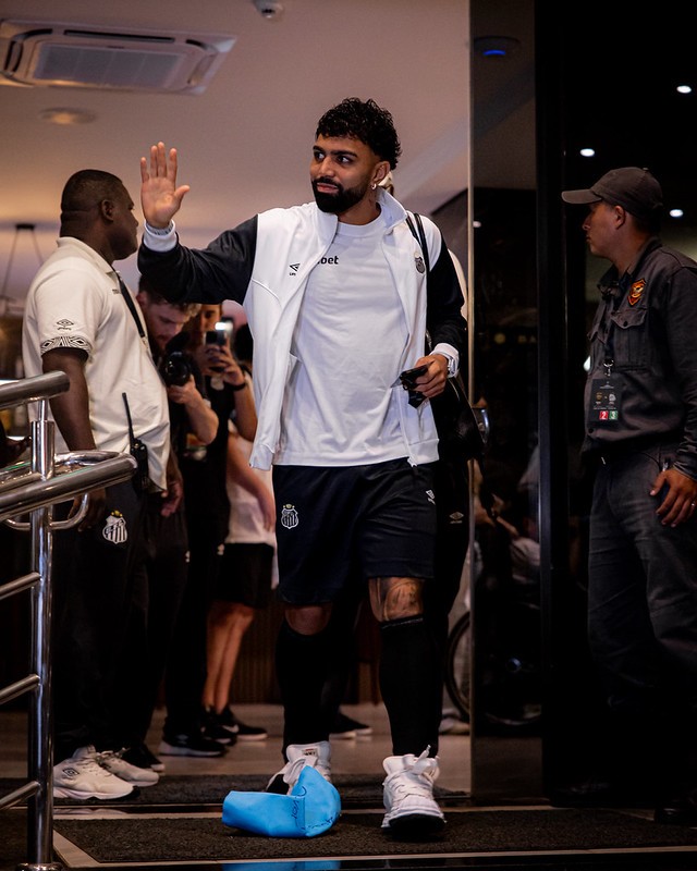 Gabigol explica ida a vestiário após ser substituído no Santos: “Estava com dores abdominais”