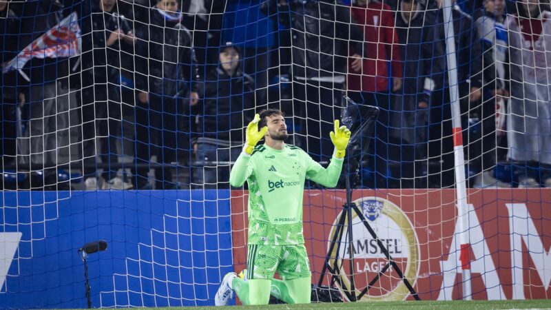 Análise: Cruzeiro suporta pressão com jogador a menos e sobrevive em noite protagonista de Otávio