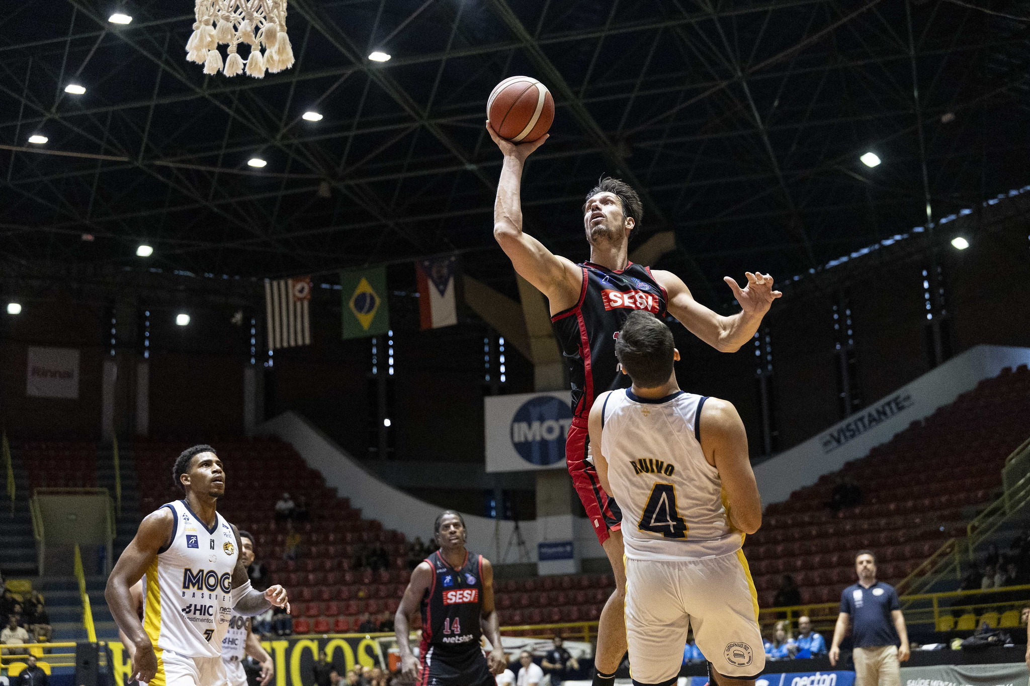 Franca vence Mogi de novo e fica a uma vitória da semifinal do NBB