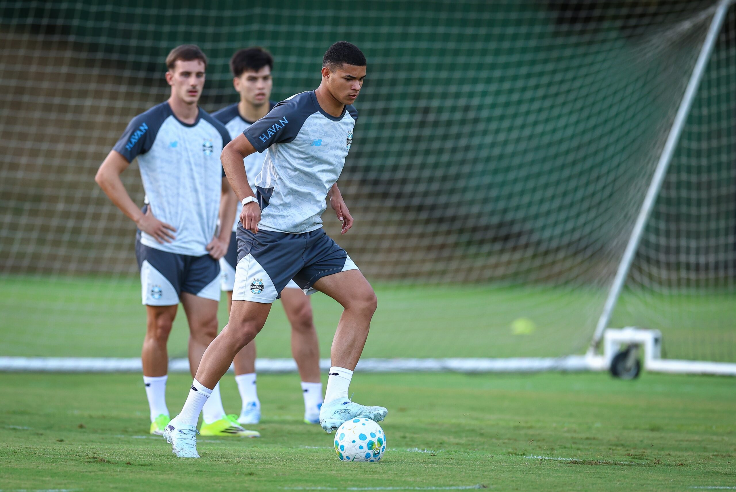 Joia do Grêmio aguarda oportunidade após parceiros da base terem sequência