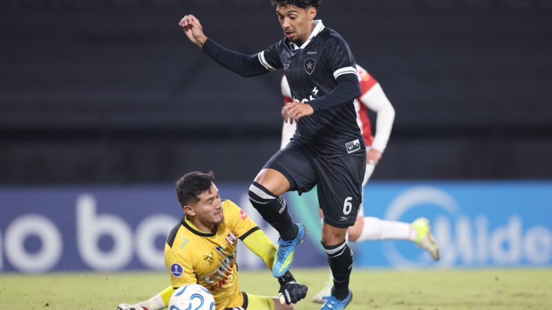 Medina aproveita ausência de Danilo para tomar espaço no meio campo do Botafogo