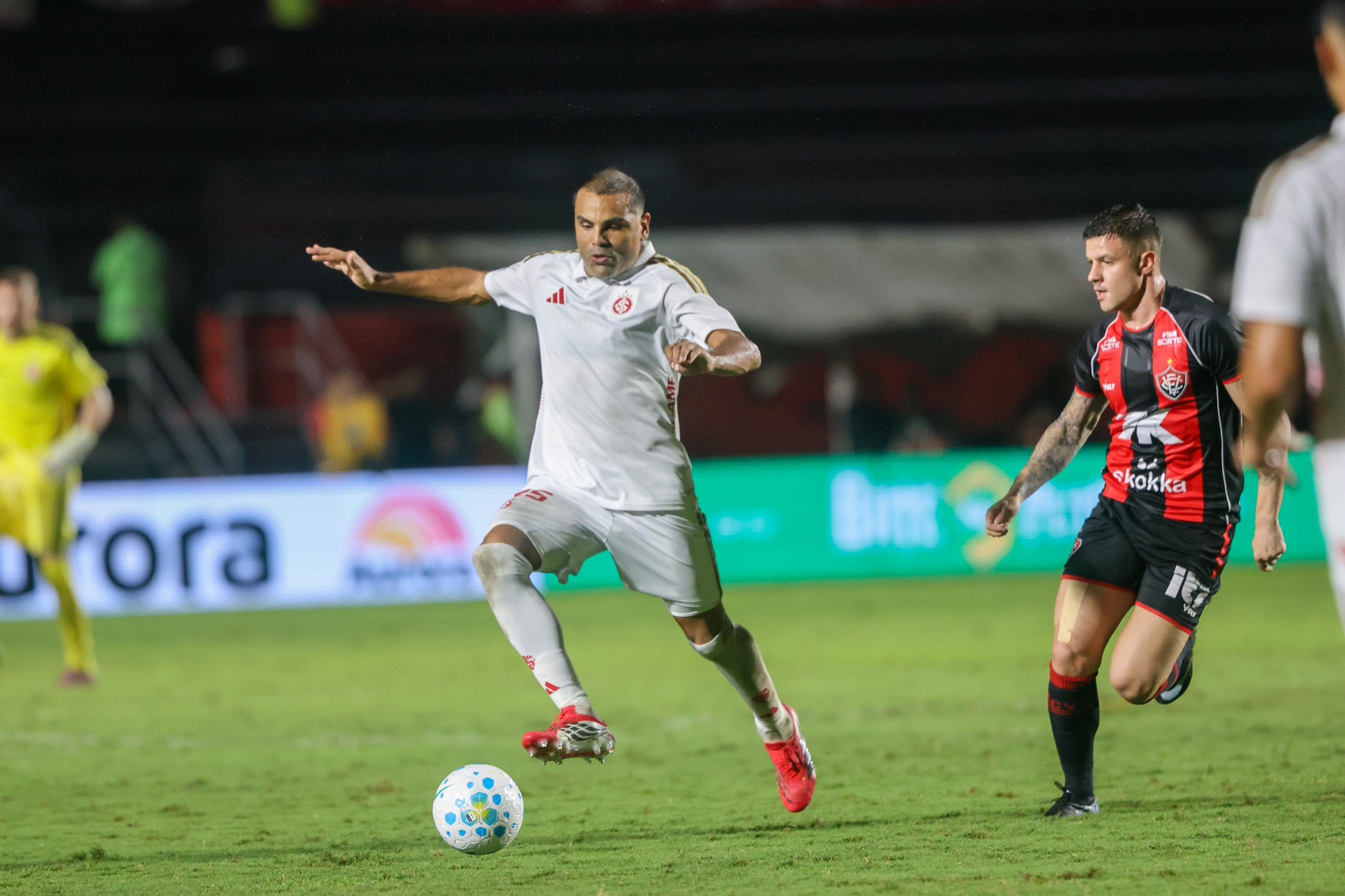 Inter volta a sofrer dois gols e pode ter nova mudança na defesa em último jogo antes da pausa
