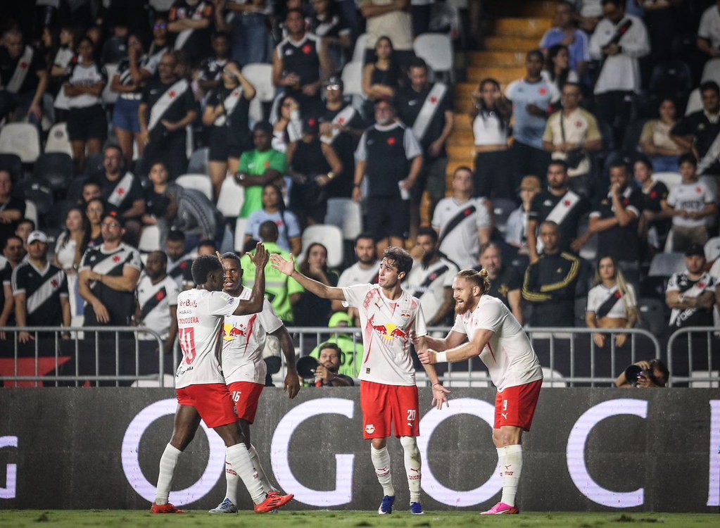 Com defesa sólida e ataque eficaz, Bragantino bate o Vasco fora de casa; dê suas notas