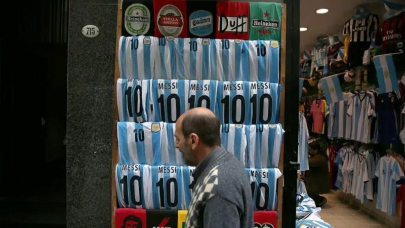 Por que roupas estão tão caras na Argentina — e governo Milei estimula compras fora do país