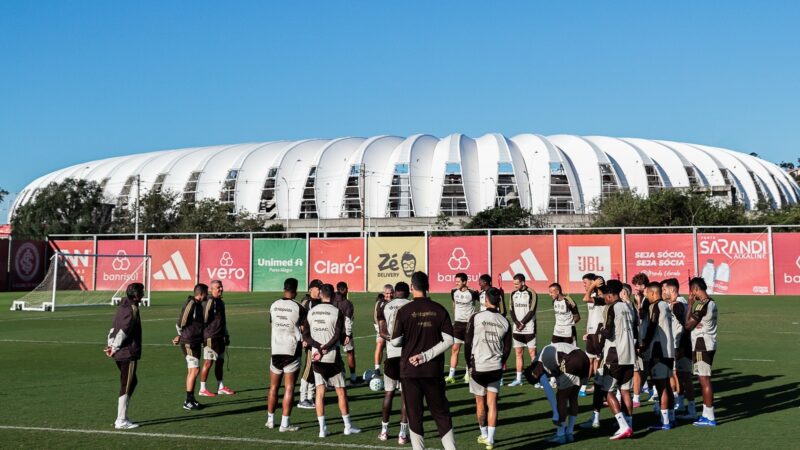 Um dia após confusão, Flamengo treina em Porto Alegre com novo lateral-esquerdo relacionado