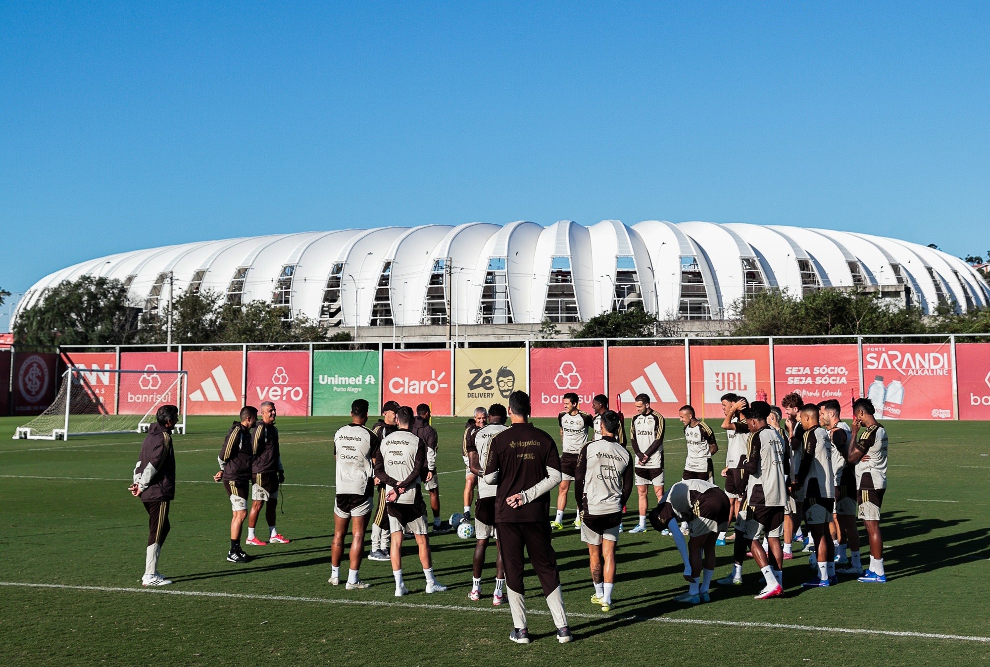 Um dia após confusão, Flamengo treina em Porto Alegre com novo lateral-esquerdo relacionado