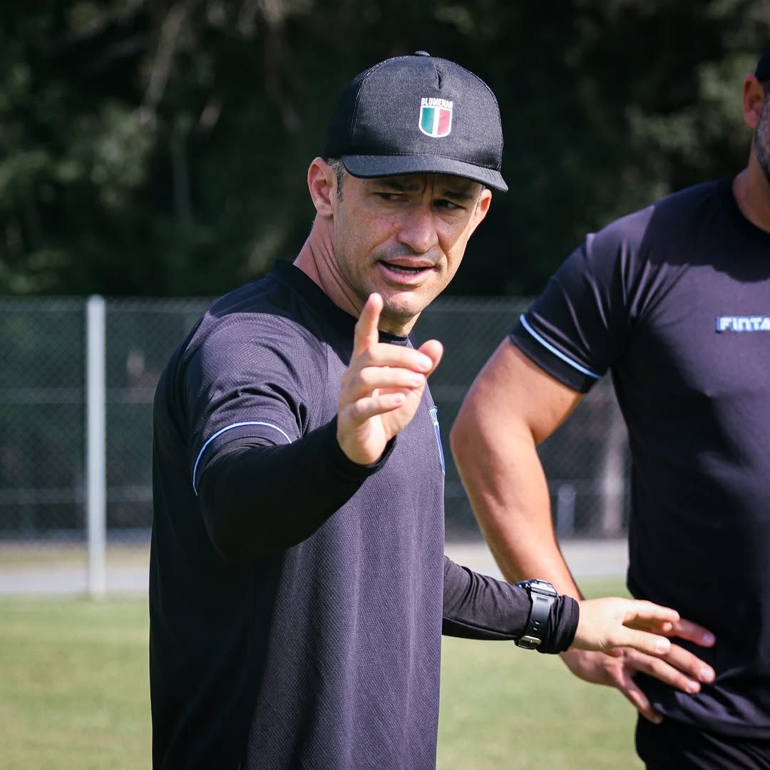 Ex-jogador do Palmeiras faz sucesso como técnico de time “sensação” da Série D