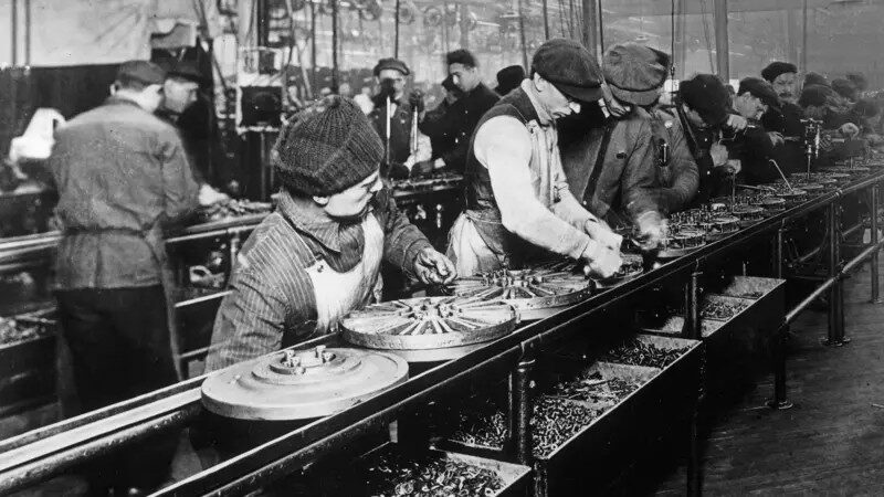 Por que o dono da Ford criou a escala de trabalho 5×2 há 100 anos — e como isso impactou o mundo