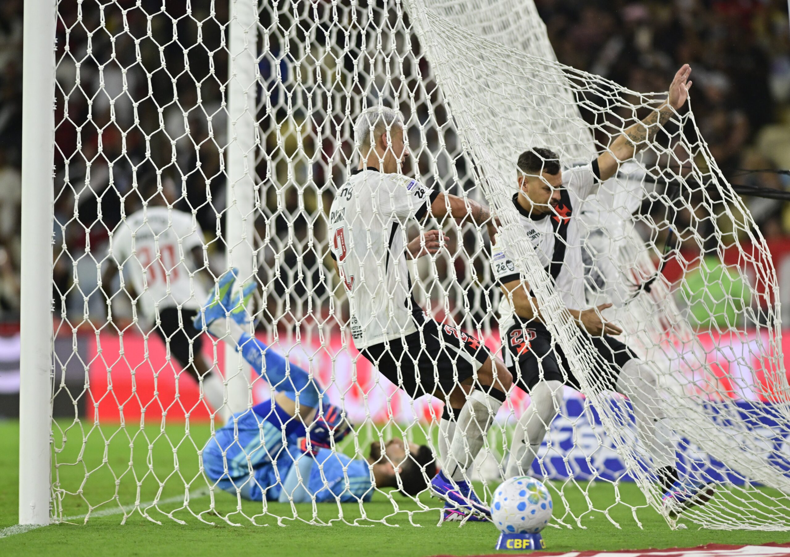 O Flamengo de Leonardo Jardim permite mais finalizações do que o de Filipe Luís? Checamos!