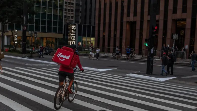 O que pesquisador descobriu pedalando como entregador de apps por 6 meses: ‘É terra de ninguém, risco de vida o tempo todo’