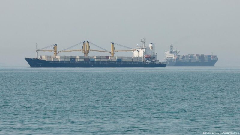 Número de navios que passam pelo Estreito de Ormuz voltará ao nível pré-guerra em 30 dias sob possível acordo, diz agência