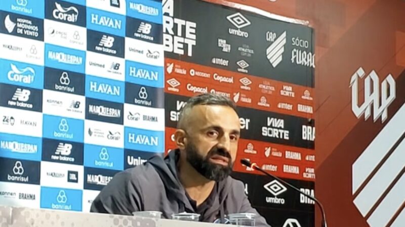 Auxiliar explica escolhas no Grêmio e contesta visão sobre jejum como visitante