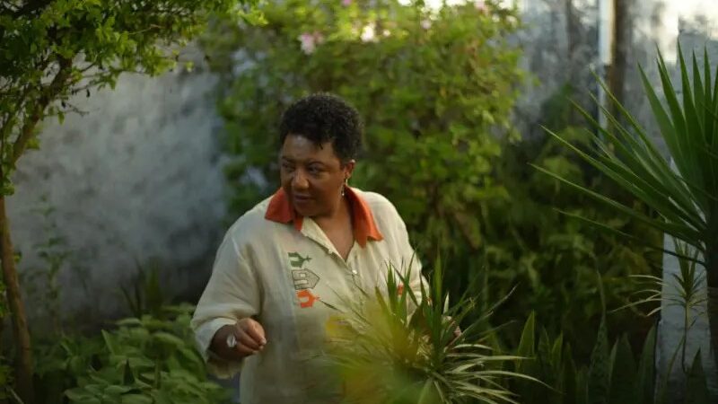 A paulistana filha de faxineira e pintor de paredes que se tornou artista plástica mundialmente reconhecida: ‘Não acredito em fazer dinheiro e sair do país’