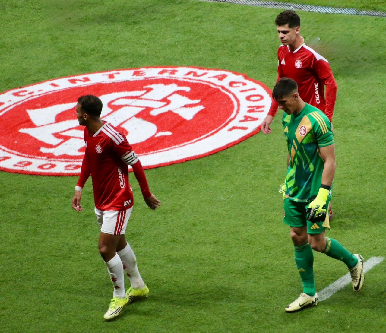 Análise: Inter carimba vaga nas oitavas, mas defesa e Rochet viram tormento