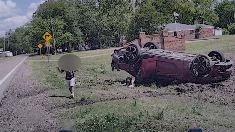 VÍDEO: criança de 3 anos escapa ilesa de capotamento nos EUA após mãe fugir da polícia