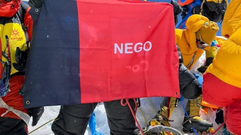 Empresário escala o Everest e relata “congestionamento” no topo da montanha