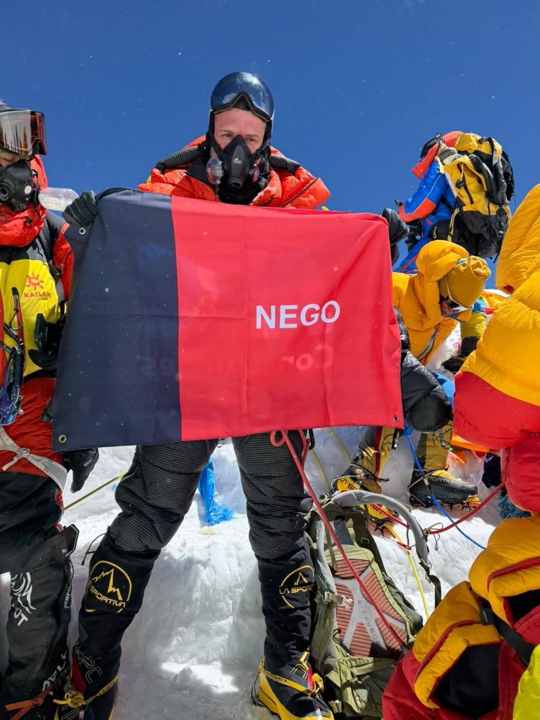 Empresário escala o Everest e relata “congestionamento” no topo da montanha