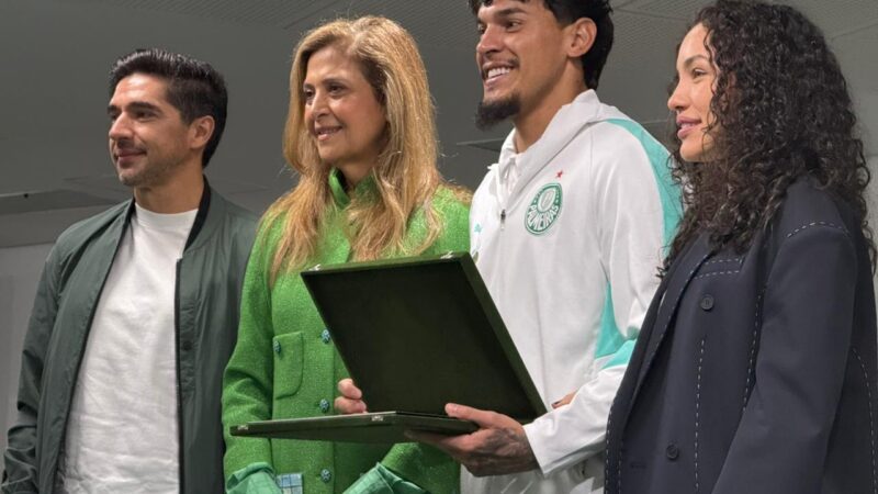 Gómez é homenageado pelo Palmeiras e se emociona: “Campeão não é só levantar títulos”