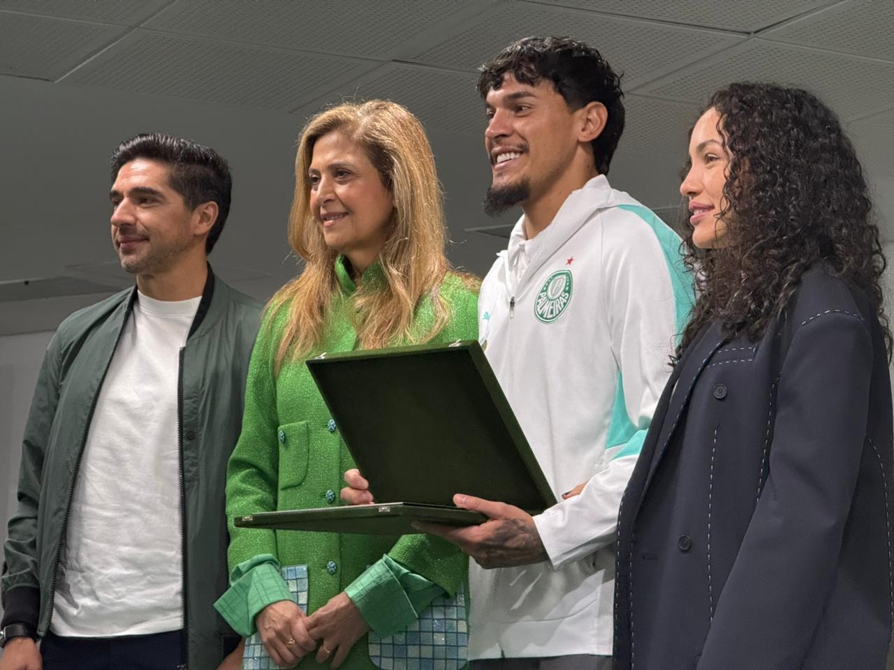 Gómez é homenageado pelo Palmeiras e se emociona: “Campeão não é só levantar títulos”