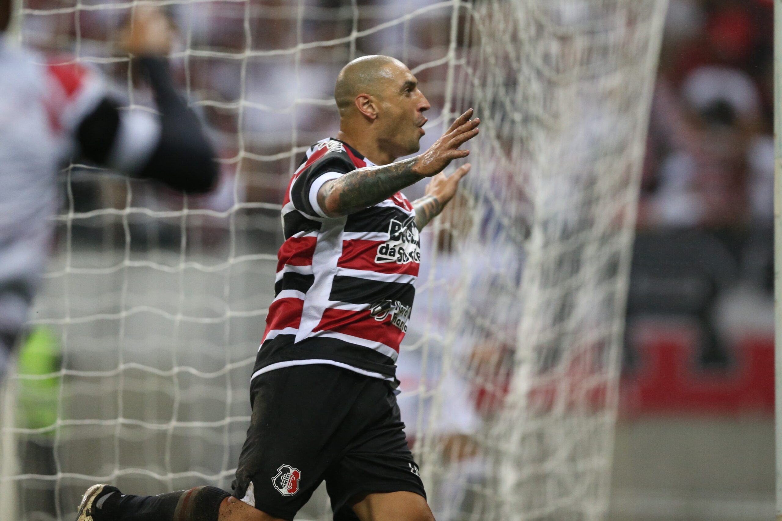 Atacante Ariel aciona a Fifa para pedir rescisão indireta de contrato com o Santa Cruz