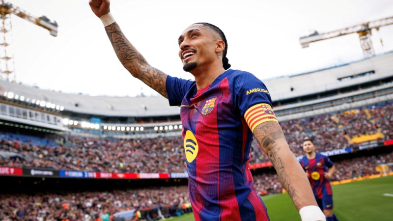 Raphinha se recupera de lesão e viaja com o Barcelona para o jogo contra o Osasuna