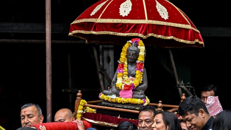 Museus estrangeiros devolvem estátua centenária de Buda que foi roubada do Nepal; veja fotos