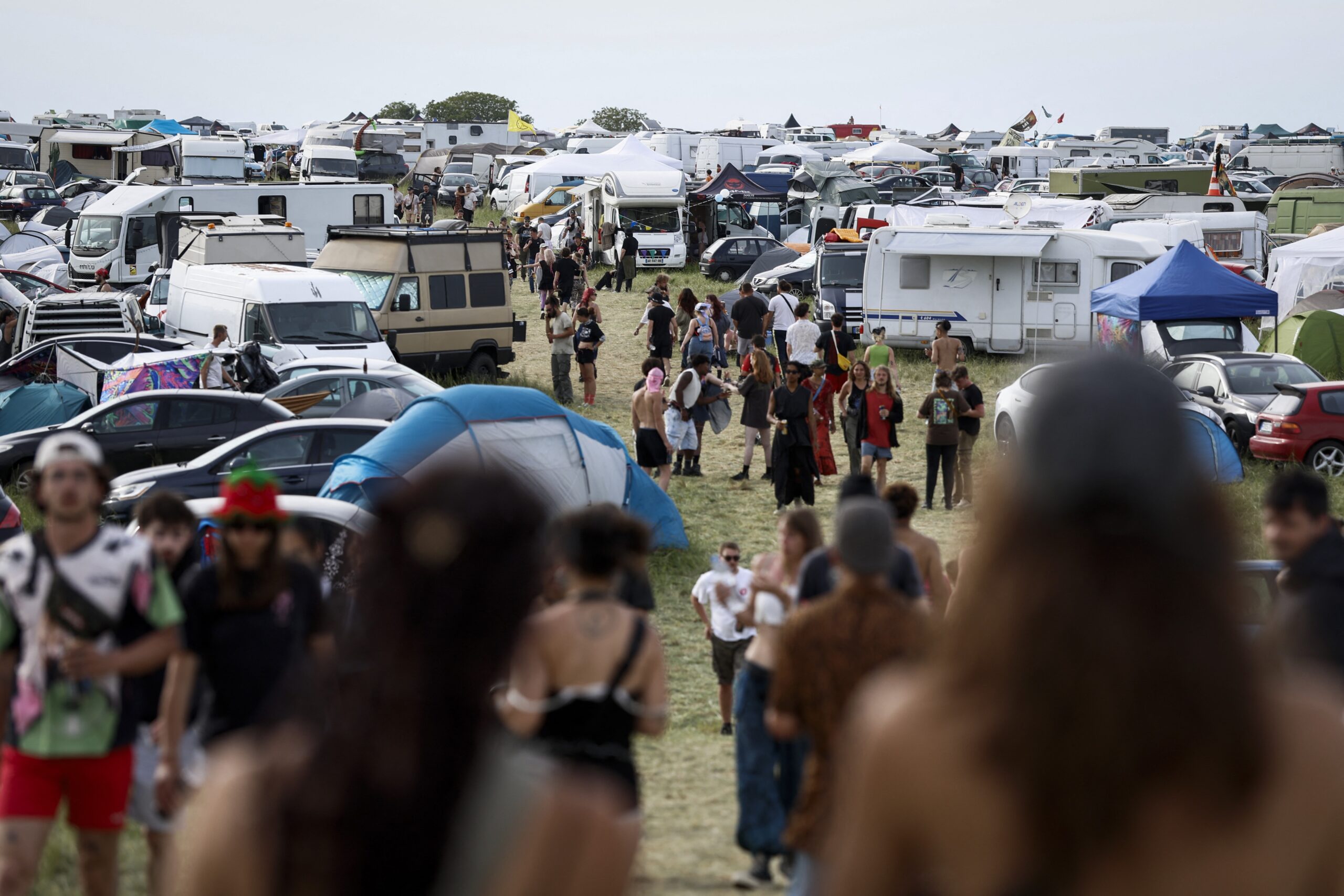 ‘Nem moradores podem entrar’: rave ilegal leva 20 mil a zona militar na França com explosivos da 1ª Guerra
