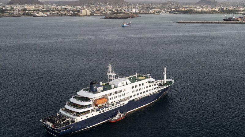 VÍDEO mostra capitão anunciando morte de passageiro em navio com surto de hantavírus